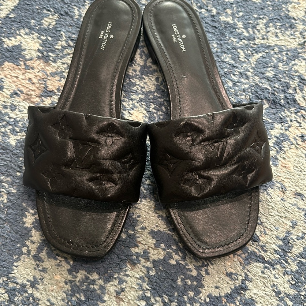 AUTHENTIC!! Great Condition!! Louis Vuitton Black leather flat mules. SIZE 40!